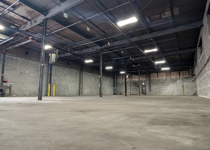 More Photos Of 4850 S Kilbourn Ave, Chicago Manufacturing For Lease