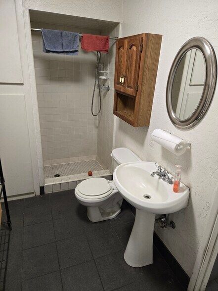 More Photos Of 6844 W Belmont Ave, Glendale Warehouse For Lease