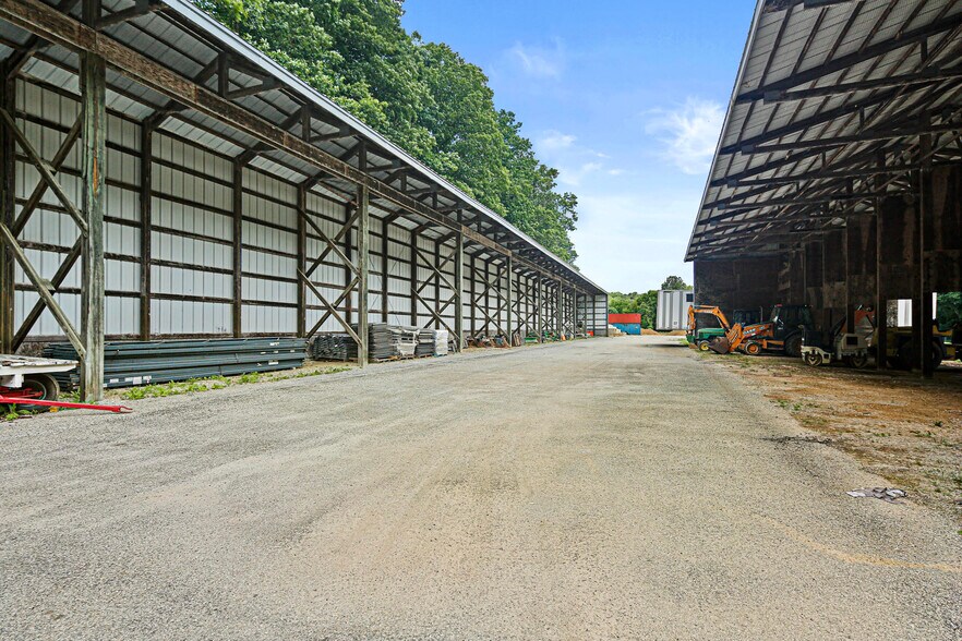 More Photos Of 8106 Intersection Rd, Glen Rock Warehouse For Lease