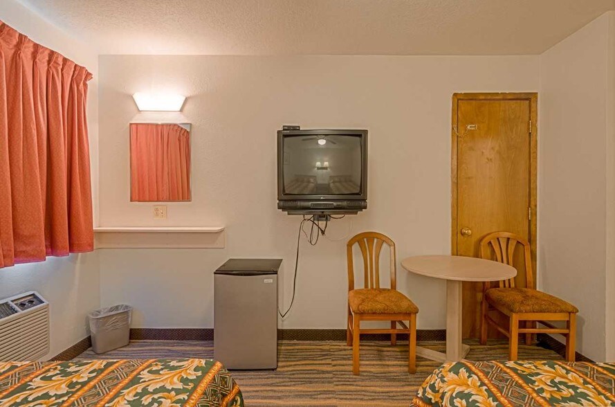 More Photos Of 1520 Candelaria Rd NE, Albuquerque Hotel For Sale