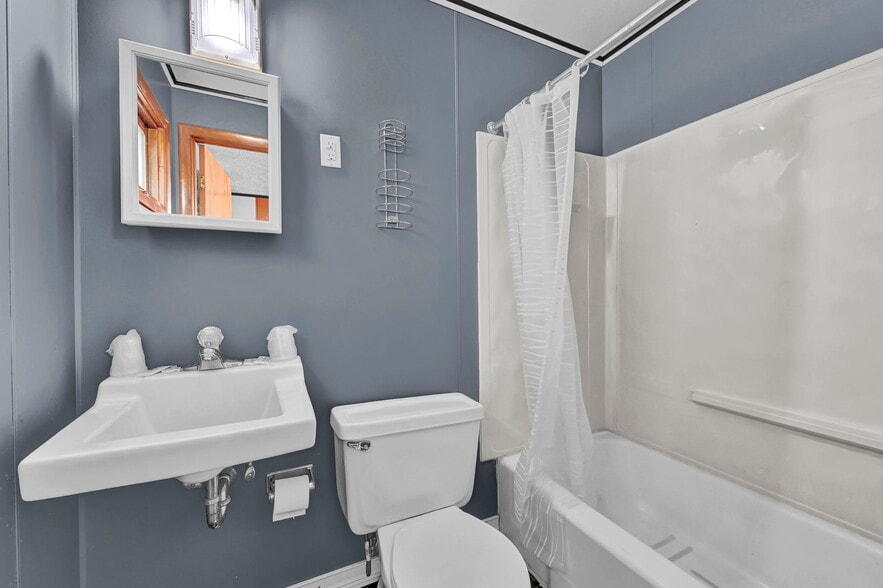 More Photos Of 44077 Oberlin Elyria Rd, Oberlin Hotel For Sale