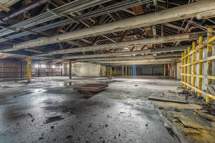 More Photos Of 1190 Huntington Rd, Huntington Manufacturing For Lease