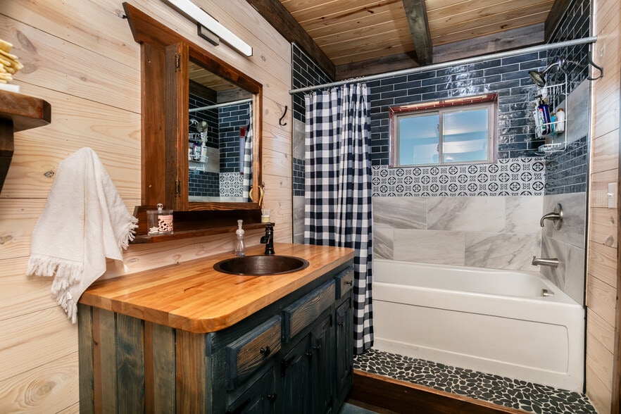 More Photos Of 100 Five Star Trl, Fredericksburg Hotel For Sale