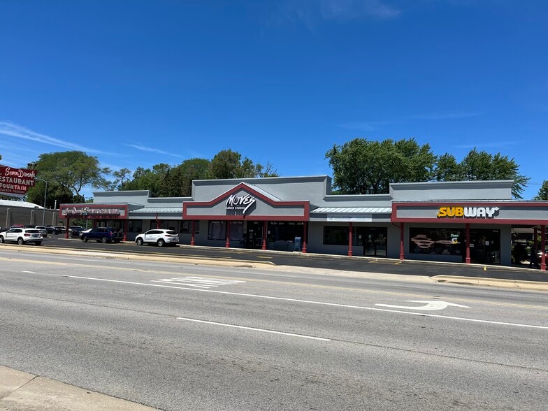 More Photos Of 921-925 E Roosevelt Rd, Wheaton Storefront For Lease