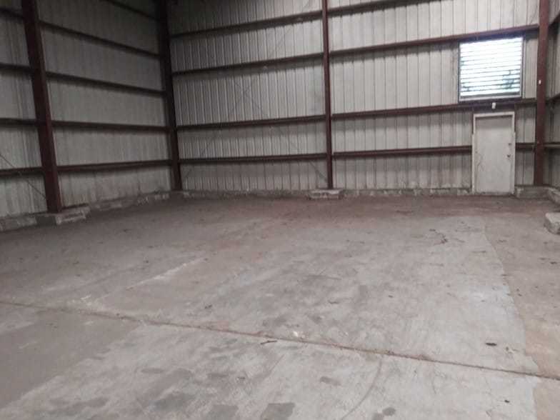 More Photos Of 5017 N Coolidge Dr, Tampa Warehouse For Sale