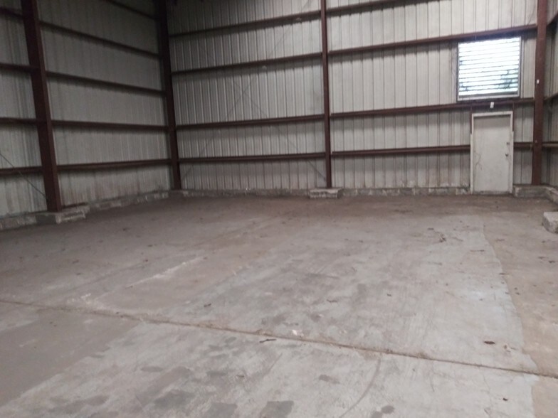 More Photos Of 5017 N Coolidge Dr, Tampa Warehouse For Lease