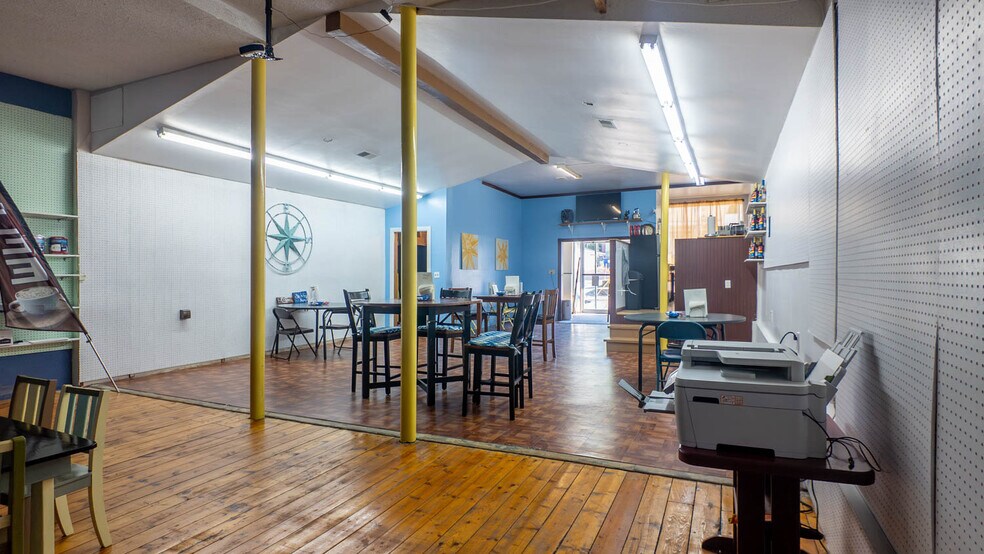 More Photos Of 385 Main St, Mammoth Spring General Retail For Sale