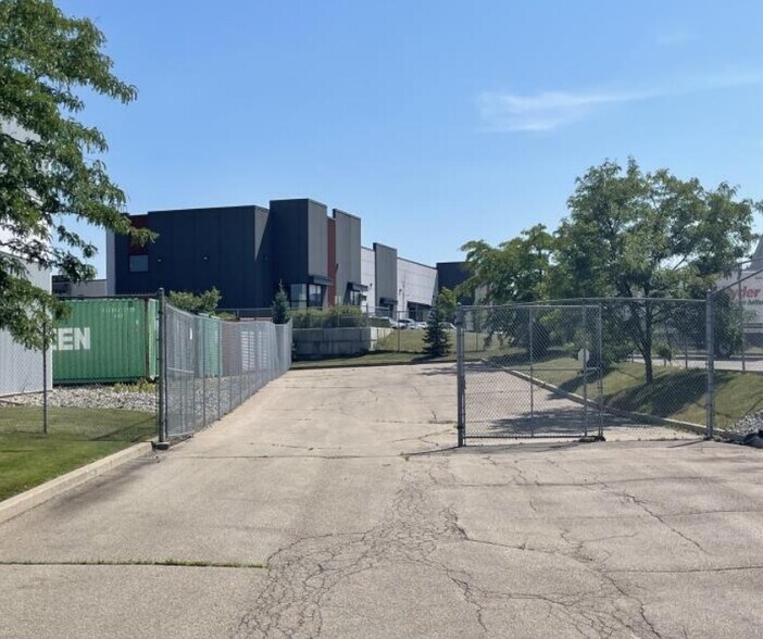 More Photos Of 2170 Winston Park Dr, Oakville Warehouse For Lease