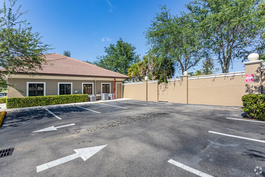 More Photos Of 28089 Vanderbilt Dr, Bonita Springs Office For Lease