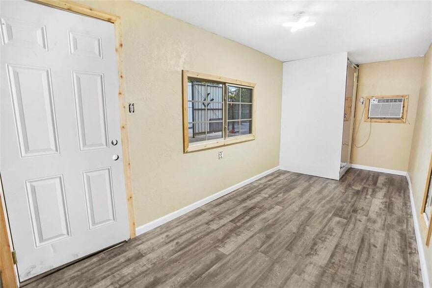 More Photos Of 13338 Elderberry Ln, Houston Industrial For Lease