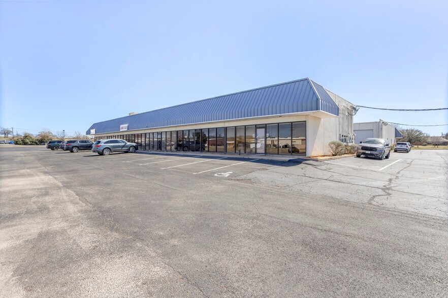 More Photos Of 1540 Southtown Dr, Granbury Storefront Retail Office For Lease