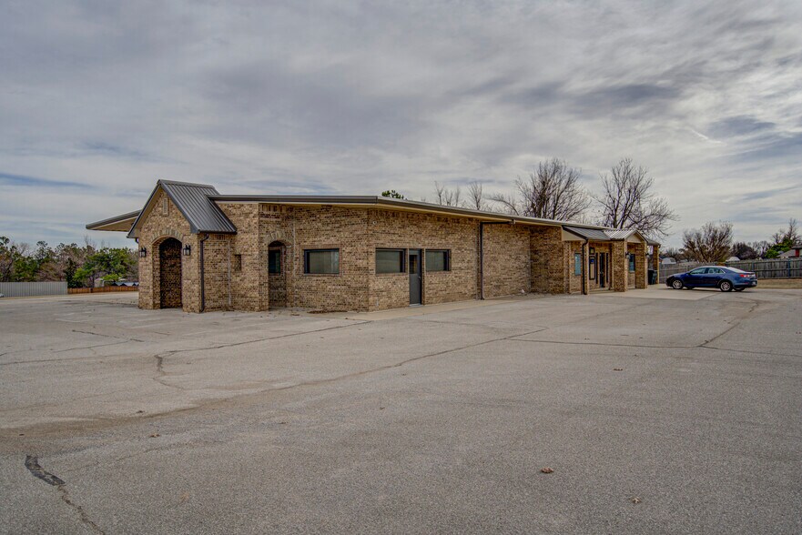 More Photos Of 2830 NW 32nd St, Newcastle Office For Sale