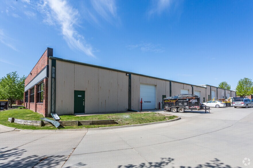 More Photos Of 3070-3098 104th St, Urbandale Office For Lease