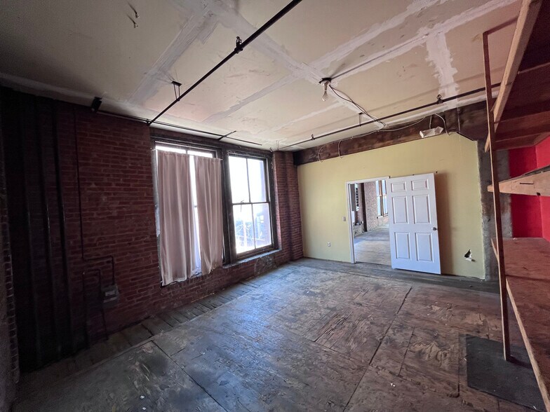More Photos Of 1420 W 13th Ter, Kansas City Warehouse For Lease
