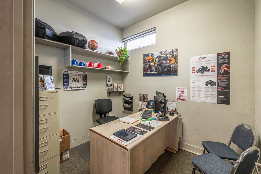 More Photos Of 4040 Glenbrook Dr, Hailey Showroom For Sale