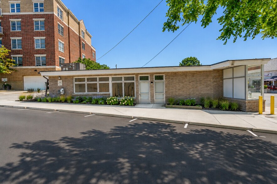 More Photos Of 485 Forest Ave, Glen Ellyn Storefront For Lease