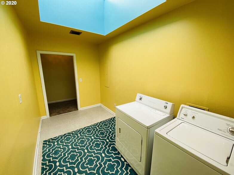 More Photos Of 295 S Broadway, Coos Bay Restaurant For Sale