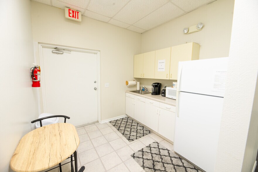More Photos Of 8909 Regents Park Dr, Tampa Office Residential For Lease