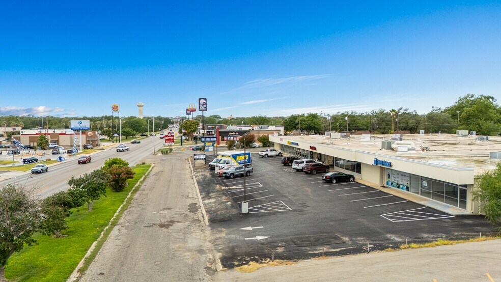 More Photos Of 600-612 E Main St, Uvalde Storefront For Lease