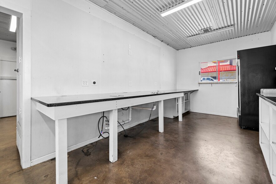 More Photos Of 207 N Henderson Blvd, Kilgore Storefront For Lease