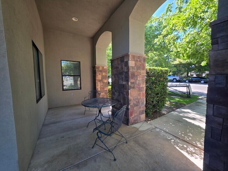 More Photos Of 500 Delano Dr, Oakdale Showroom For Lease