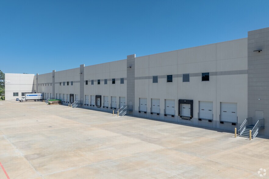 More Photos Of 21420 Northwest Fwy, Cypress Distribution For Lease