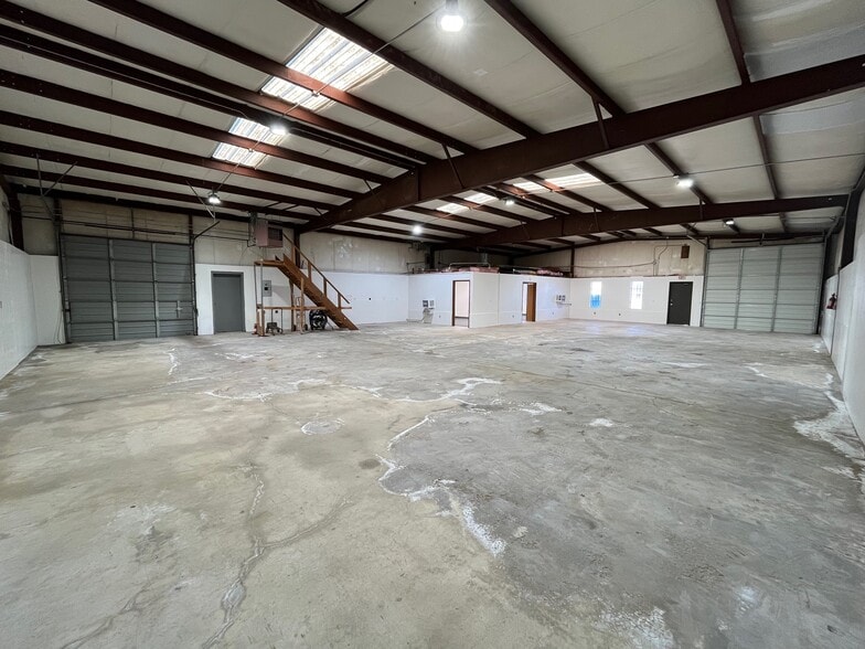 More Photos Of 4420 SW 33rd St, Oklahoma City Manufacturing For Lease