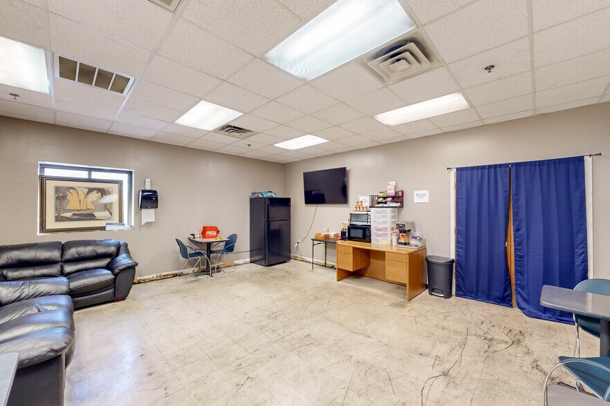 More Photos Of 1 Nablus Rd, Wakefield Distribution For Lease