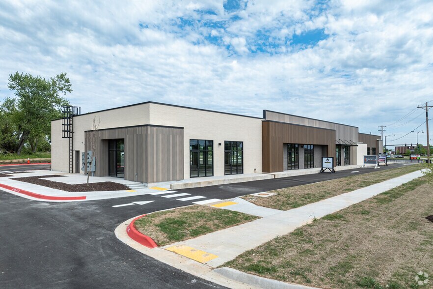 More Photos Of 5400 S Pinnacle Hills Pky, Rogers Storefront For Lease