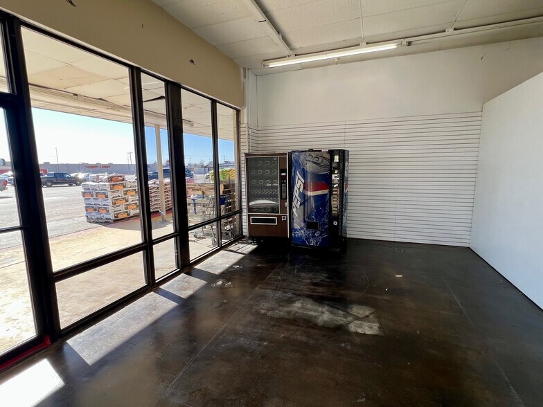 More Photos Of 3010-3012 N 14th St, Ponca City Storefront For Lease