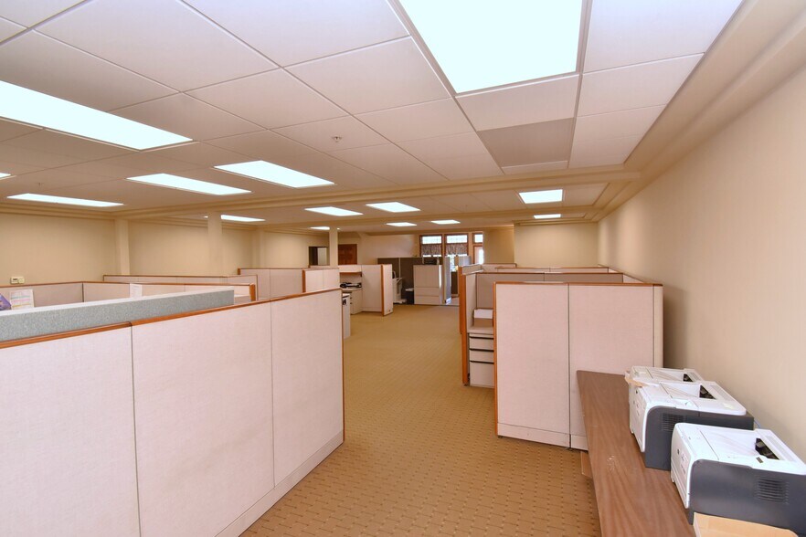 More Photos Of 972 Youngstown Kingsville Rd, Vienna Office For Sale