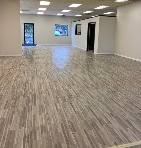More Photos Of 517 N Lake Ave, Twin Lakes Showroom For Lease