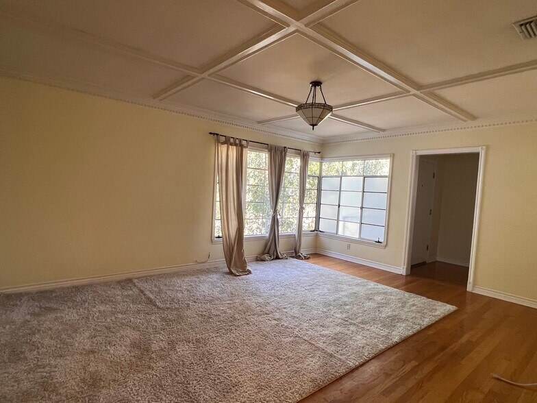 More Photos Of 5005 Cahuenga Blvd, North Hollywood Apartments For Sale