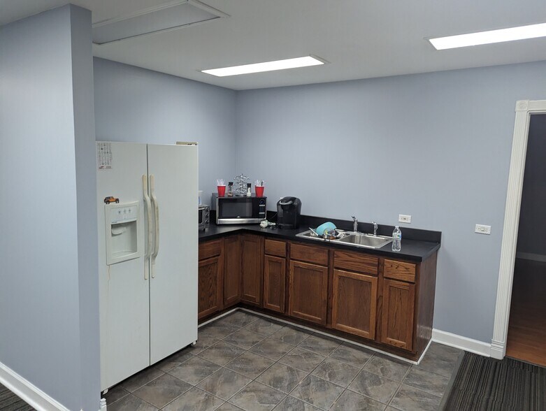 More Photos Of 10030 Express Dr, Highland Warehouse For Lease