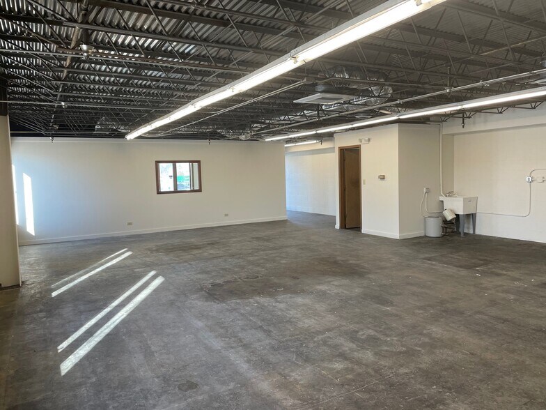 More Photos Of 570 Rock Road Dr, East Dundee Warehouse For Lease