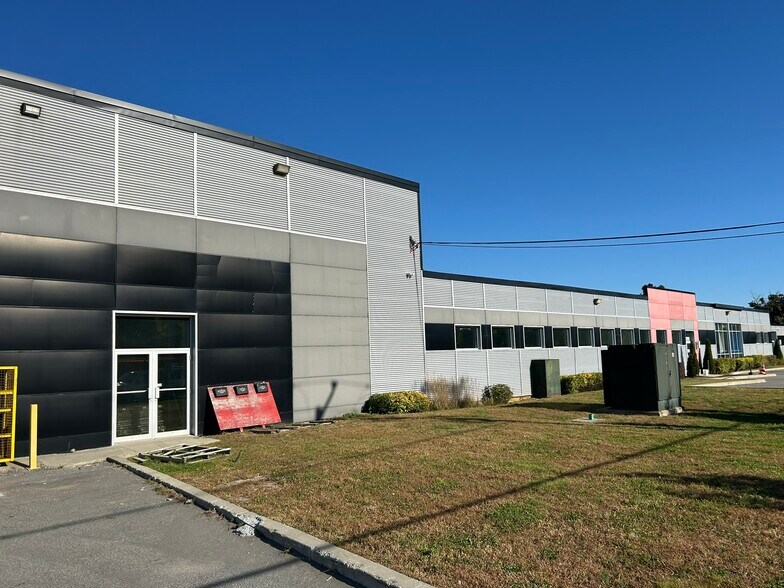 More Photos Of 1320 Av De Valleyfield, Laval Warehouse For Lease