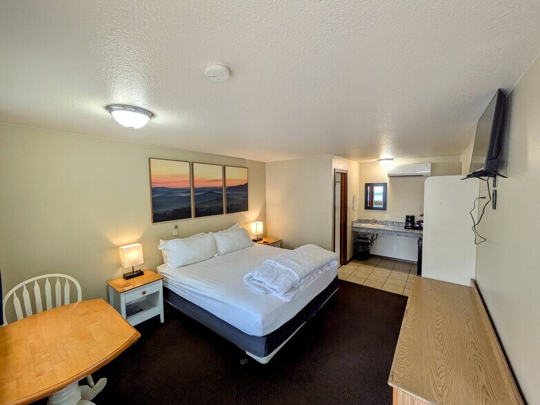 More Photos Of 616 Mill St, Maupin Hotel For Sale
