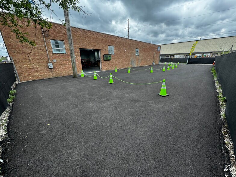 More Photos Of 1520 Hannah Ave, Forest Park Flex For Sale