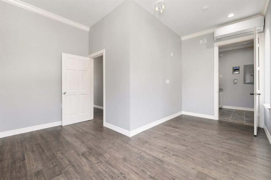 More Photos Of 12832 Willow Centre Dr, Houston Office Residential For Sale