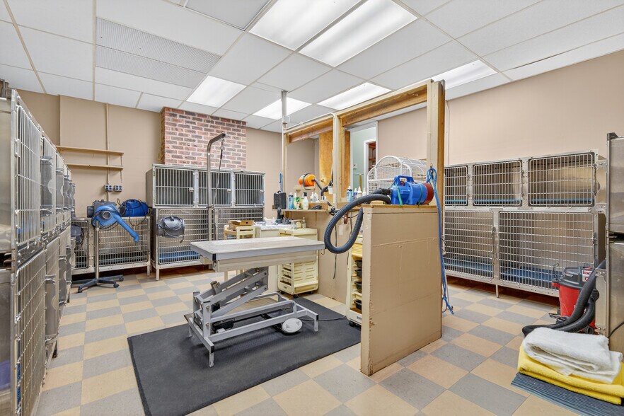 More Photos Of 202 Woodland Dr, Lincroft Veterinarian Kennel For Sale