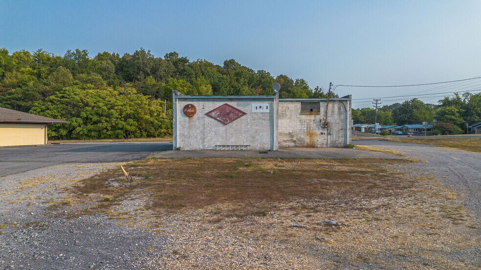 More Photos Of 728 US Highway 62, Grand Rivers Specialty For Sale