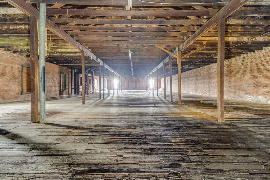 More Photos Of 114 N Houston Ave, Denison Office For Sale