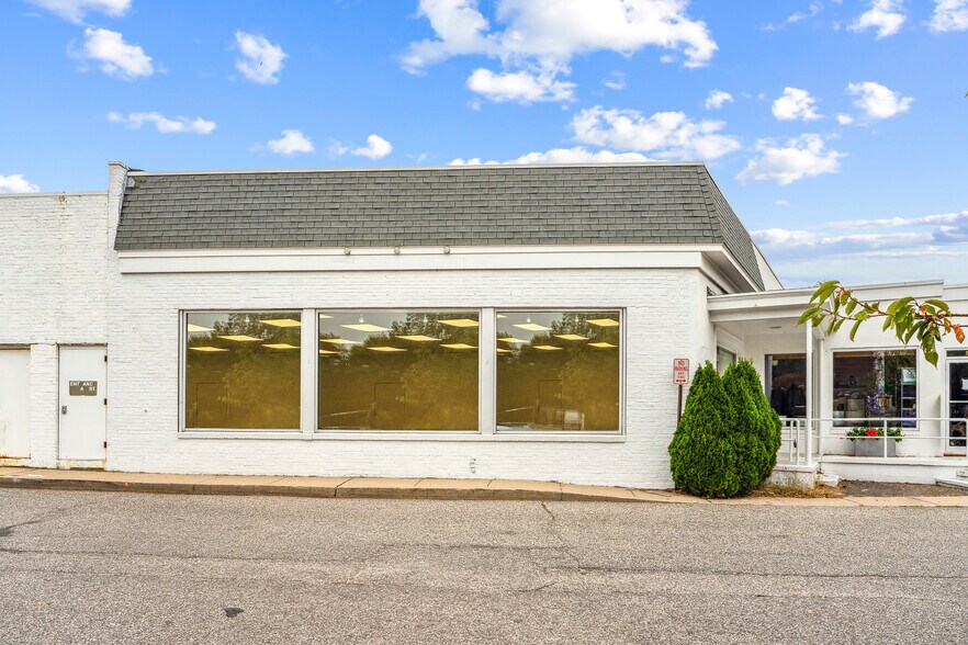 More Photos Of 53 The Circle, East Hampton Storefront For Sale