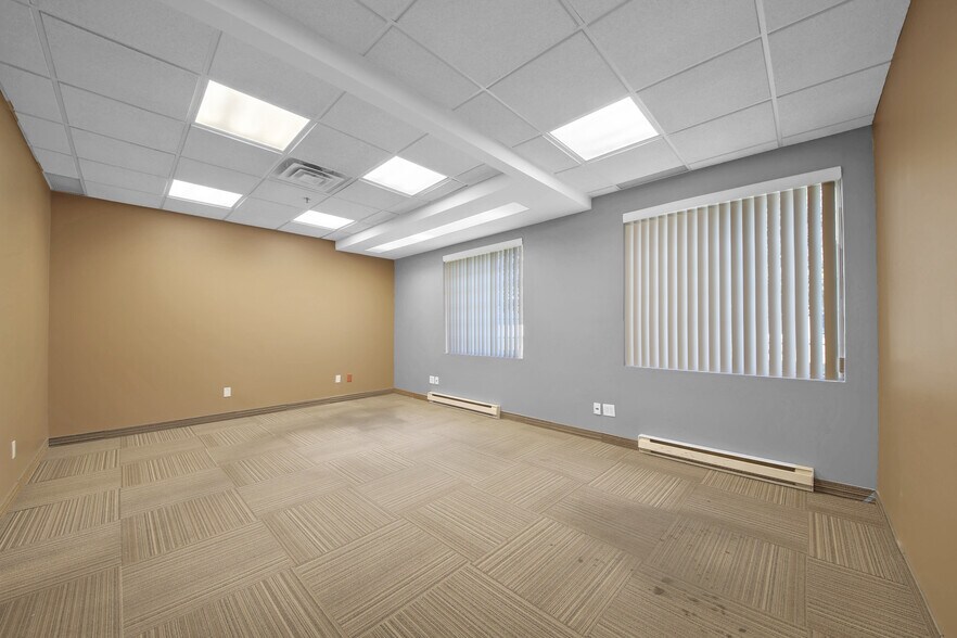 More Photos Of 1550 Rue de Coulomb, Boucherville Flex For Sale