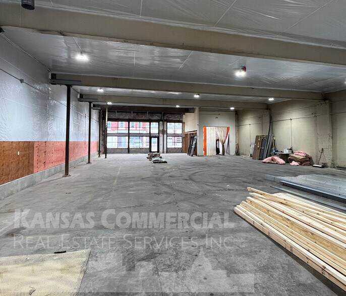 More Photos Of 417 SW Jackson St, Topeka Light Distribution For Lease