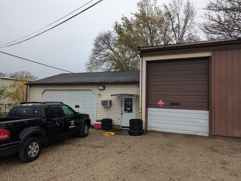 More Photos Of 600 S McKinley St, Bartonville Light Distribution For Sale