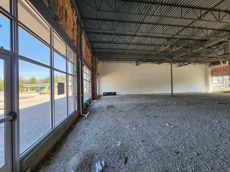 More Photos Of 10463 Manchester Rd, Kirkwood General Retail For Lease