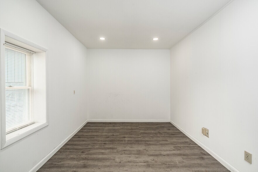 More Photos Of 117 E Main St, Bath Light Manufacturing For Lease