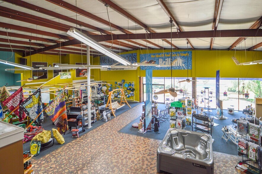 More Photos Of 415 Wilkins Wise Rd, Columbus Showroom For Sale