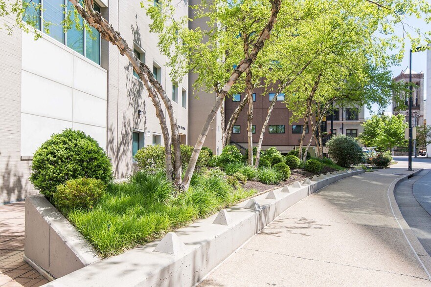 More Photos Of 175 E Main St, Lexington Office For Lease